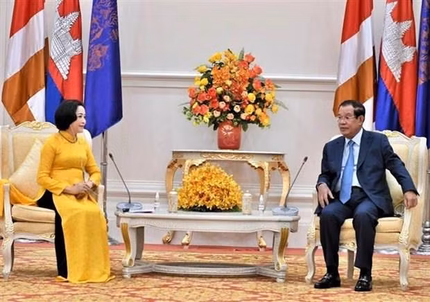 El primer ministro de Camboya, Samdech Techo Hun Sen, recibió a la presidenta de la Asociación de Amistad Vietnam-Camboya, Nguyen Thi Thanh, en Phnom Penh. (Fotografía: VNA)