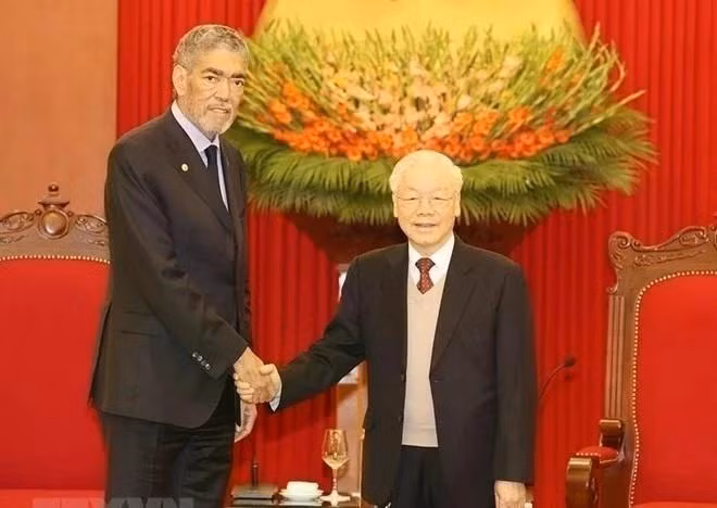 El secretario general del Movimiento de Izquierda Unida de la República Dominicana, Miguel Mejía, y el secretario general del Partido Comunista de Vietnam, Nguyen Phu Trong. (Fotografía: VNA)