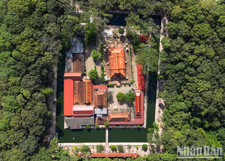 Vista de pájaro de la pagoda más antigua del sistema de lugares de este tipo en Tra Vinh. Se denomina Ang, construida hace más de 10 siglos al estilo arquitectónico representativo de las pagodas jemeres en el sur vietnamita.