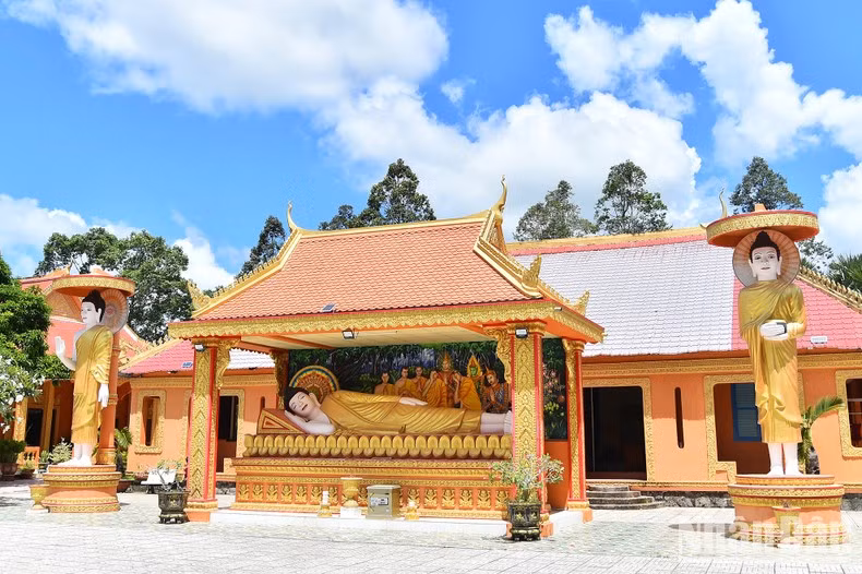 En casi todas las pagodas jemeres en la provincia de Tra Vinh hay una estatua del sabio Siddhārtha Gautama, más comúnmente conocido como Buda. Tanto la obra como su pedestal están chapados en oro.