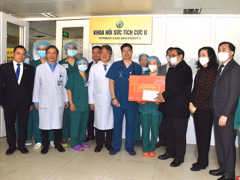 El dirigente felicita por el Año Nuevo Lunar a médicos del mencionado departamento.