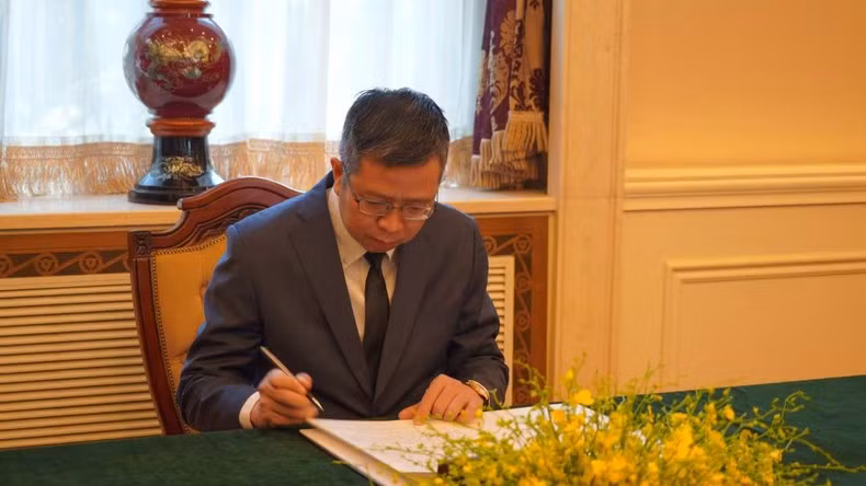 El embajador de Vietnam en China, Pham Thanh Binh, escribe en el libro de condolencias. El embajador de Vietnam en China, Pham Thanh Binh, escribe en el libro de condolencias.