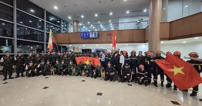 Un contingente de 106 rescatistas del Ministerio de Defensa y del Ministerio de Seguridad Pública de Vietnam, junto con suministros de ayuda, llegó hoy al aeropuerto de Yangón, en Myanmar. (Fotografía: VNA)