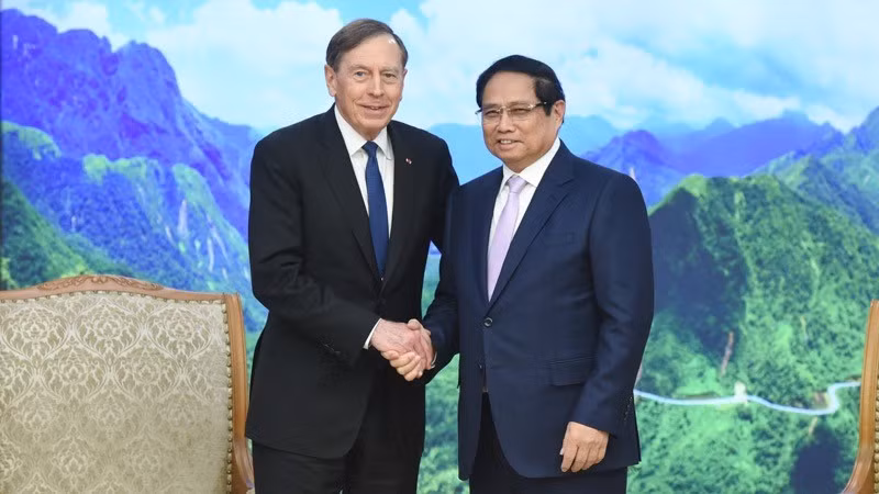 El primer ministro de Vietnam, Pham Minh Chinh (derecha), y David Petraeus, presidente del Instituto Global KKR. (Fotografía: Nhan Dan)