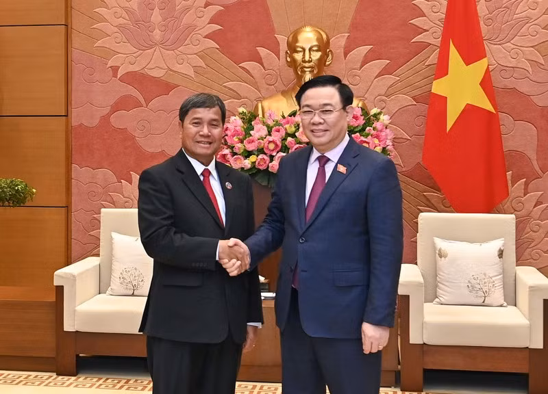 El jefe del Legislativo vietnamita (derecha) y el vicepresidente parlamentario del país vecino.