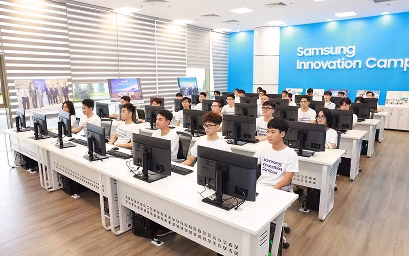 El NIC y la empresa Samsung Vietnam inician el programa de desarrollo de talento tecnológico. (Fotografía: Nhan Dan)