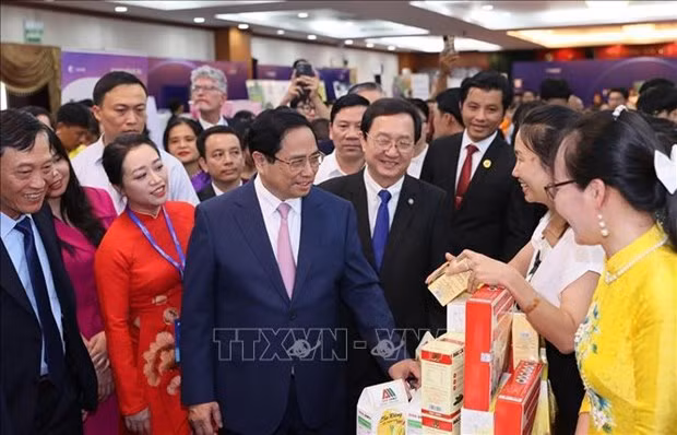 El primer ministro Pham Minh Chinh visita la exposición de emprendimiento e innovación. (Fotografía: VNA)