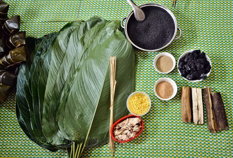 Los ingredientes principales incluyen arroz pegajoso de las tierras altas, cardamomo, cerdo negro, frijos verdes y, especialmente, el color negro del pastel que se crea a partir de carbón del árbol “nuc nac” (cuyo nombre científico es Oroxylum indicum).