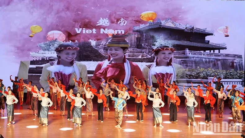 Actuaciones artísticas a cargo de estudiantes de la Asean.