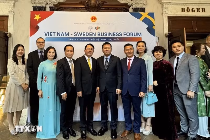 El embajador vietnamita en Suecia, Tran Van Tuan, y los delegados en un foro empresarial entre ambos países, efectuado en Estocolmo. (Fotografía: VNA)