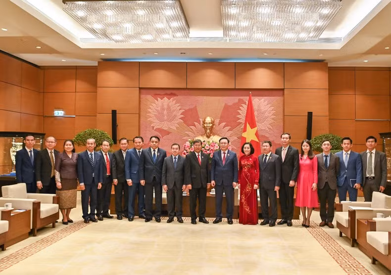 Los delegados de ambas partes posan para una foto.
