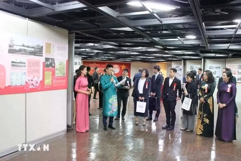 Visitantes a la exposición sobre el Presidente Ho Chi Minh en Fukuoka, Japón. (Fotografía: VNA)
