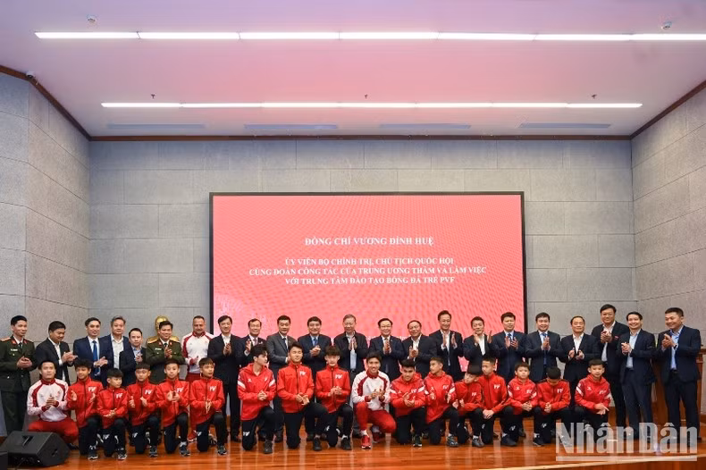 [Foto] Presidente del Parlamento vietnamita visita centro de formación de fútbol juvenil ảnh 10
