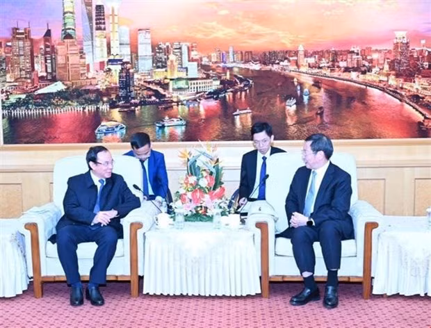 El secretario del Comité del PCV en Ciudad Ho Chi Minh, Nguyen Van Nen, y Zhu Zhisong, secretario del Partido en la Nueva Área de Pudong (Shanghái). (Fotografía: VNA)