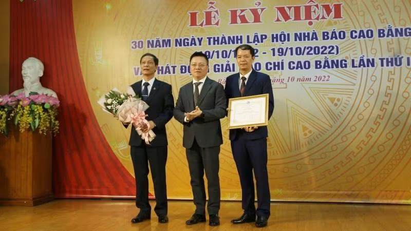 El compañero Le Quoc Minh otorga un certificado de mérito a la Asociación de Periodistas en Cao Bang. (Fotografía: Nhan Dan) El compañero Le Quoc Minh otorga un certificado de mérito a la Asociación de Periodistas en Cao Bang. (Fotografía: Nhan Dan)