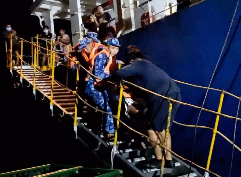 Traslado del paciente del buque Deryoung Sunnysky al barco 2011 de la Guardia Costera. (Fotografía: VNA)