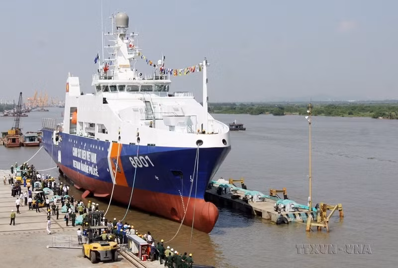 La ceremonia de botadura del barco de la Guardia Costera 8001 que cumple plenamente con los estándares internacionales y fue construido de acuerdo con la transferencia de tecnología por el Grupo DAMEN-Países Bajos (Hai Phong, 23 de octubre de 2012).
