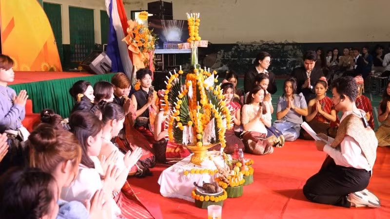 Estudiantes laosianos en la ciudad vietnamita de Hue celebran el festival tradicional del Año Nuevo Bunpimay. (Fotografía: Nhan Dan)