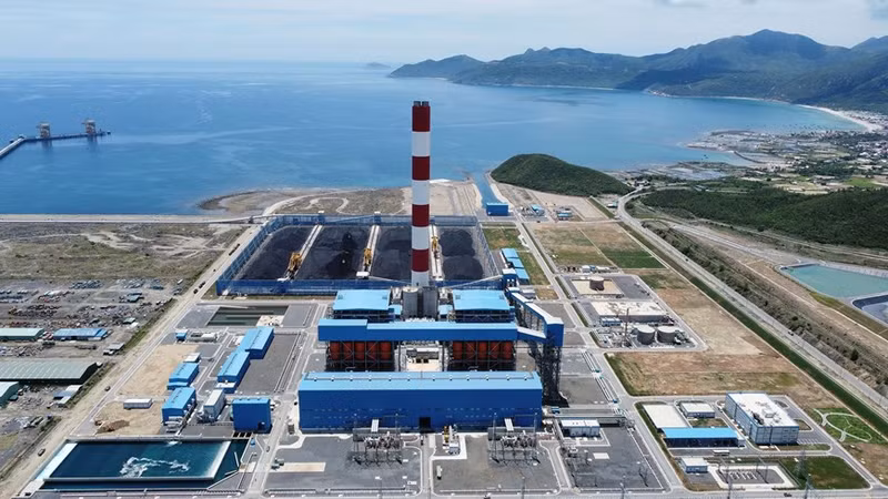Panorama de la planta termoeléctrica Van Phong 1 BOT y de la estación de 500 kilovatios de Van Phong.
