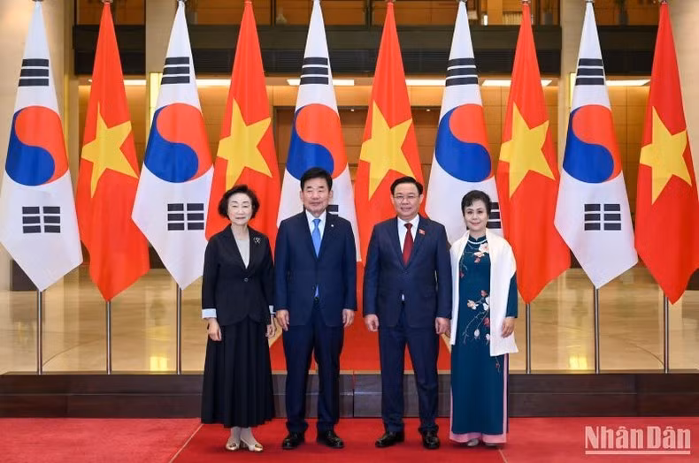 El dirigente legislativo vietnamita y su esposa posan junto con la pareja de invitados surcoreana.
