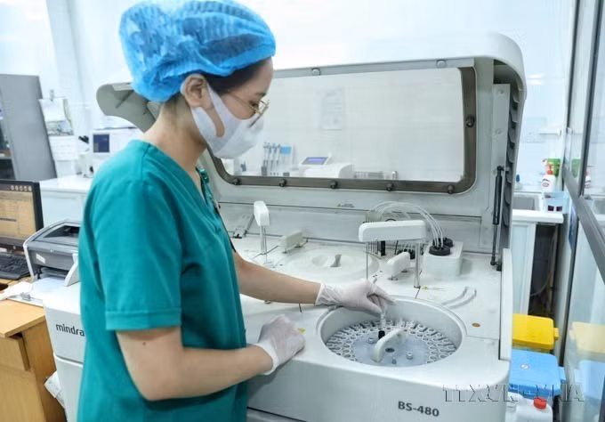 El Laboratorio de Bioquímica y Hematología del Hospital General Song Thuong Bac Giang recibió inversiones en equipos modernos, mejorando la calidad de los exámenes y tratamientos médicos en septiembre de 2022.