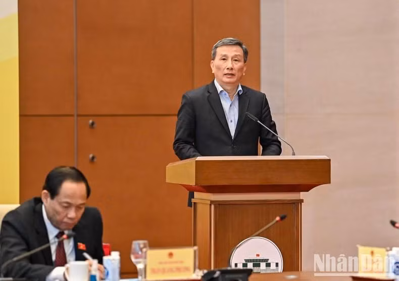 El jefe de la Comisión de Ciencia, Tecnología y Medio Ambiente de la ANV, Le Quang Huy, lee su ponencia.