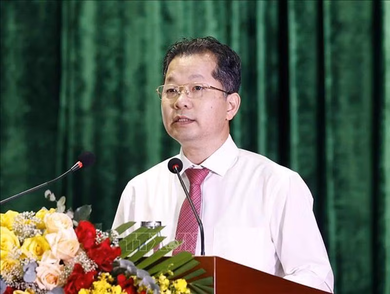 Nguyen Van Quang, miembro del Comité Central del Partido y secretario del Comité partidista en la ciudad anfitriona, pronuncia el discurso inaugural del evento. Nguyen Van Quang, miembro del Comité Central del Partido y secretario del Comité partidista en la ciudad anfitriona, pronuncia el discurso inaugural del evento.