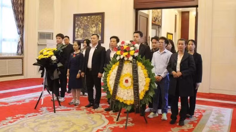 Una delegación de la comunidad vietnamita residente en China asiste al acto. Una delegación de la comunidad vietnamita residente en China asiste al acto.