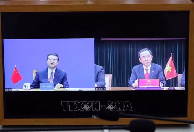 Dirigentes de Ciudad Ho Chi Minh y Shanghái sostienen la reunión en línea. (Fotografía: VNA)