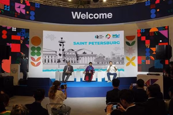 En encuentro con el vicepresidente del Comité de Asuntos Exteriores de la ciudad rusa de San Petersburgo, Vyacheslav Kalganov. (Fotografía: VNA)
