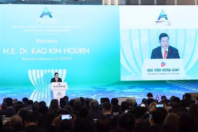 El secretario general de la Asean, Kao Kim Hourn, habla en el foro. (Foto: VNA)