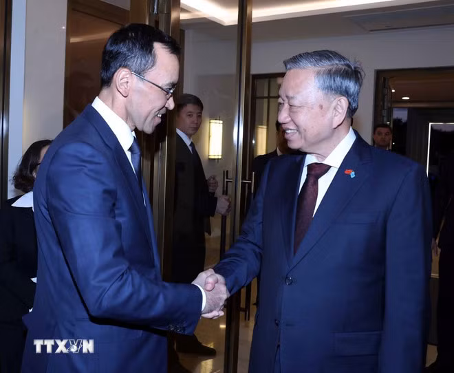 El secretario general del Partido Comunista de Vietnam, To Lam (izq.), se entrevista con el presidente del Senado del Parlamento de Kazajistán, Maulen Ashimbaev (Foto: VNA)