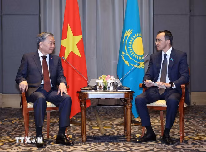 To Lam (izq.) conversa con el presidente del Senado de Kazajistán, Maulen Ashimbaev. (Foto: VNA)