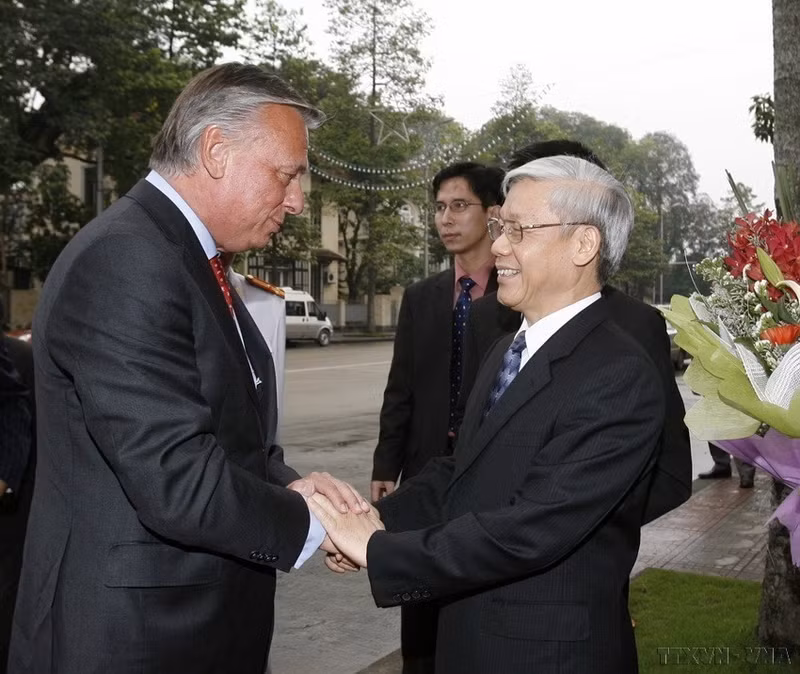 El presidente de la Asamblea Nacional de Vietnam, Nguyen Phu Trong, recibe al titular de la Cámara de Representantes de Bélgica, Patrick Dewael, en una visita oficial de amistad a Vietnam (Hanói, 14 de abril de 2010). (Foto: VNA) El presidente de la Asamblea Nacional de Vietnam, Nguyen Phu Trong, recibe al titular de la Cámara de Representantes de Bélgica, Patrick Dewael, en una visita oficial de amistad a Vietnam (Hanói, 14 de abril de 2010). (Foto: VNA)