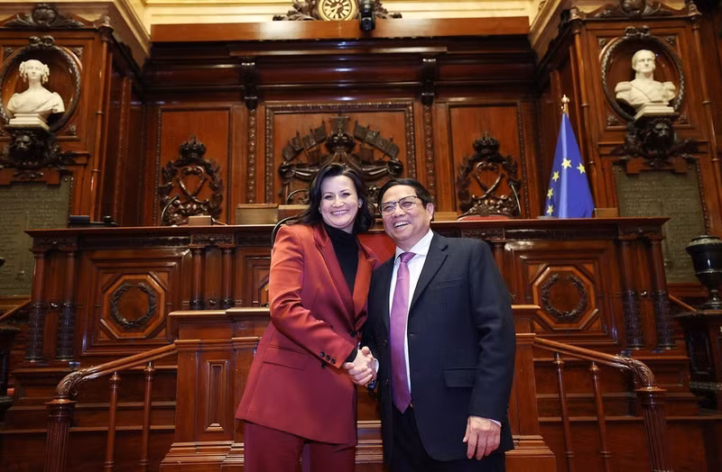 El primer ministro de Vietnam, Pham Minh Chinh, se reúne con la presidenta del Senado belga, Stephanie D'hose, en Bruselas el 15 de diciembre de 2022. (Foto: VNA) El primer ministro de Vietnam, Pham Minh Chinh, se reúne con la presidenta del Senado belga, Stephanie D'hose, en Bruselas el 15 de diciembre de 2022. (Foto: VNA)