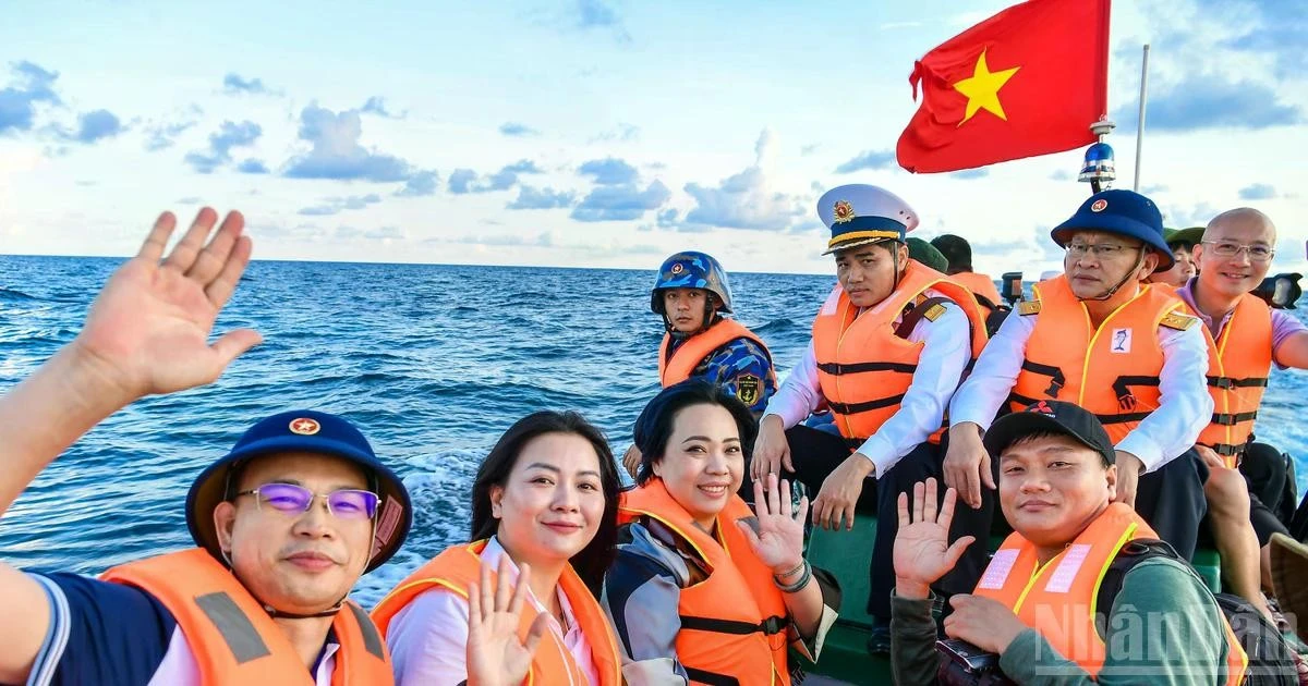 Significativo viaje de 100 periodistas al archipiélago de Truong Sa 