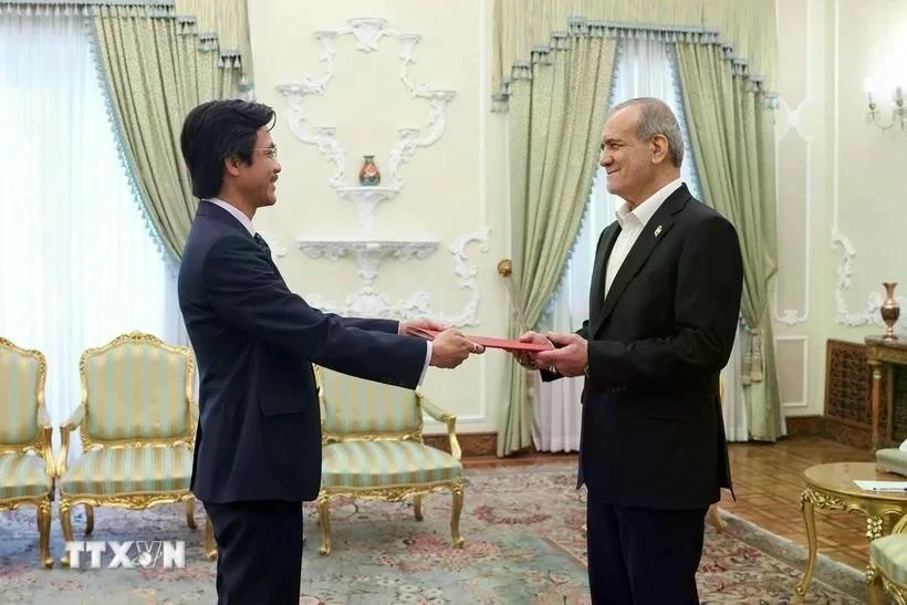 El embajador de Vietnam en Irán, Nguyen Luong Ngoc, entrega sus cartas credenciales al presidente anfitrión, Masoud Pezeshkian. (Fuente: VNA)
