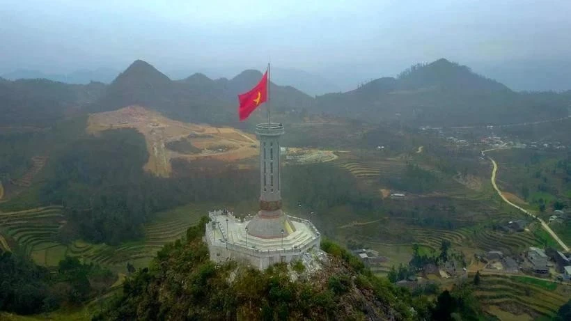 La torre de la bandera de Lung Cu se encuentra a una altitud de casi mil 500 metros sobre el nivel del mar y a 24 km del distrito de Dong Van. (Foto: VNA) 