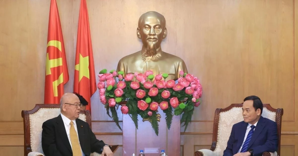 El jefe de la Comisión de Políticas y Estrategias del Comité Central del Partido Comunista de Vietnam, Tran Luu Quang, y el asesor especial de la Alianza Parlamentaria de Amistad Japón-Vietnam, Takebe Tsutomu. (Fuente: VNA) 