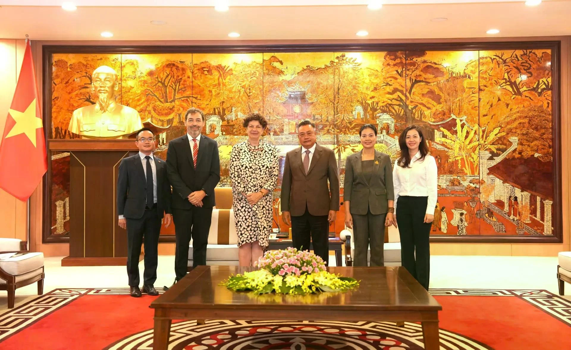 El presidente del Comité Popular de Hanói, Tran Sy Thanh, y la embajadora de Alemania en Vietnam, Helga Margarete Barth. (Foto: Linh Pham) 