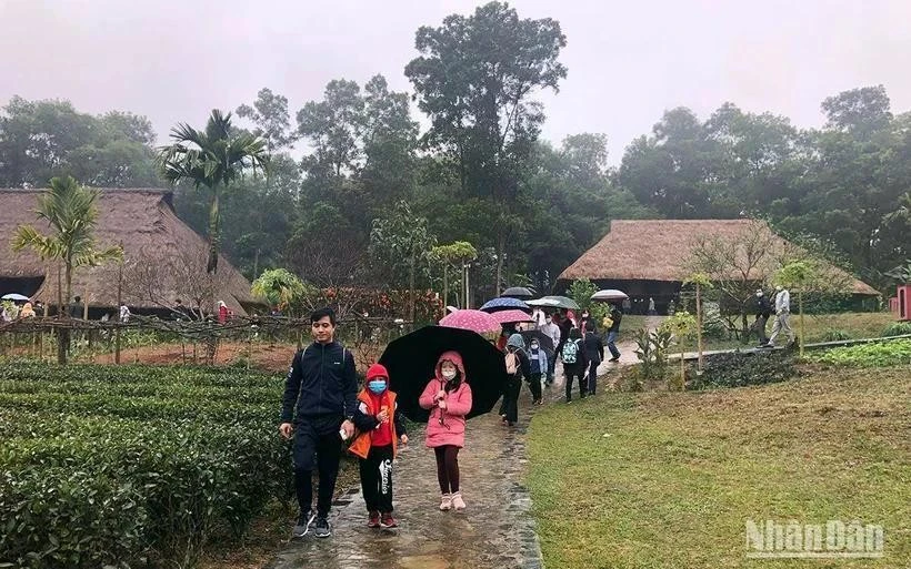 Visitantes recorren la Aldea de Cultura y Turismo de las Etnias de Vietnam.