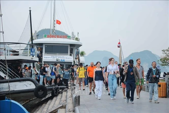 Quang Ninh trabaja por atraer turistas en temporada alta de verano 