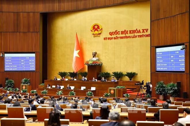 La Asamblea Nacional de Vietnam aprueba una resolución para elevar el objetivo de crecimiento del PIB de Vietnam a al menos el ocho por ciento en 2025 y tasas de dos dígitos en el período 2026-2030 en su novena sesión extraordinaria de la XV Legislatura (Foto: VNA)