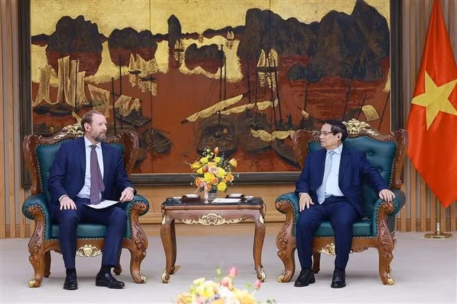 El primer ministro de Vietnam, Pham Minh Chinh (derecha), dialoga con Nate Franklin, presidente de Pacifico Energy. (Foto: VNA)