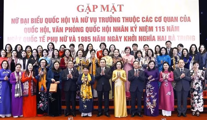 El presidente de la Asamblea Nacional de Vietnam, Tran Thanh Man, y las diputadas (Foto: VNA)