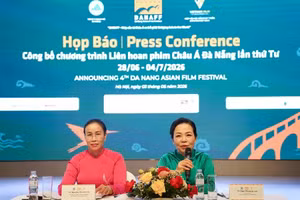 Ngo Phuong Lan, presidenta de la Asociación de Promoción del Desarrollo Cinematográfico de Vietnam, habla en la conferencia de prensa de presentación del evento. (Foto: Nhan Dan)