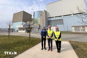 El embajador de Vietnam en Austria y Eslovenia, Vu Le Thai Hoang (centro), visita la central nuclear de Krško. (Foto: VNA)