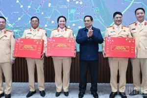 El primer ministro Pham Minh Chinh entrega regalos y extiende saludos deL Tet a las fuerzas de policía de tránsito. (Foto: Nhan Dan)