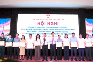 Entregan certificados de mérito a 13 colectivos y dos personas por sus destacadas contribuciones a la construcción de viviendas solidarias. (Foto: Nhan Dan)