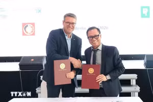 Firma de un acuerdo de cooperación entre DSEZA y ASCO Industries N.V. Foto: VNA